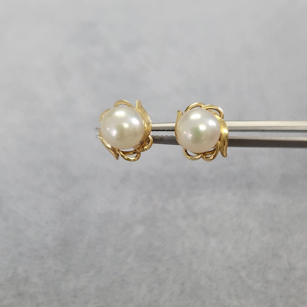 14k yellow gold 7 mm cultured pearl stud earrings with swirl design